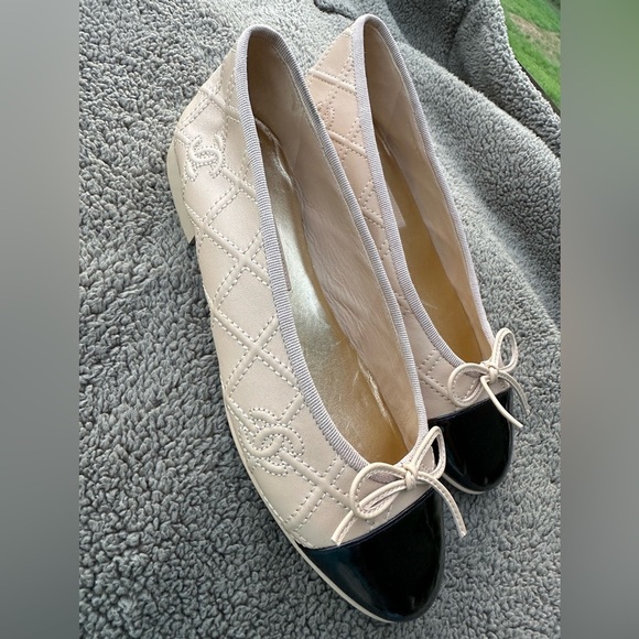 Chanel Women's Cap Toe Ballerina Logo Flats - Beige 36.5 - Picture 5 of 11